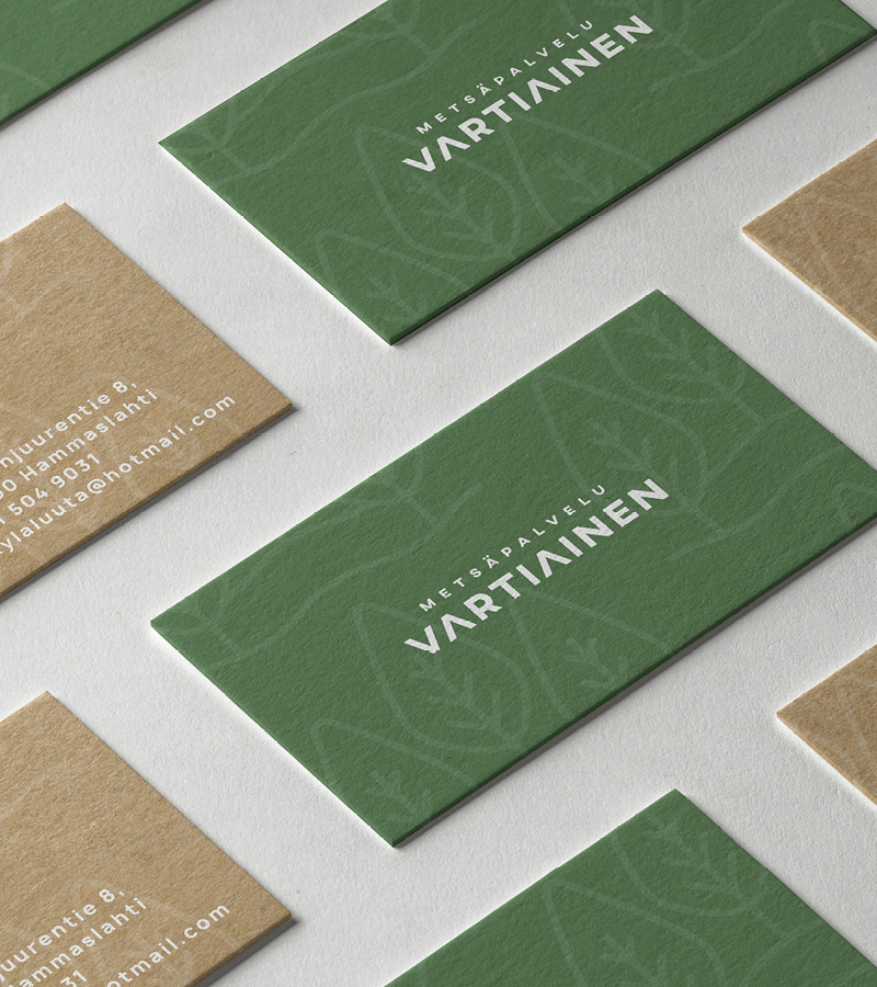 Metsäpalvelu Vartiaisen käyntikortit flat-lay pöydällä
